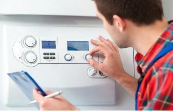 Teknisyen kombi kontrol panelinde bakım ayarı yapıyor